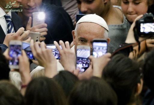 عکس گرفتن دانشجویان از پاپ فرانسیس در واتیکان