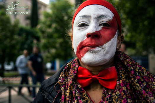 یک زن در اعتراض به خدمات حمل و نقل چهره خود را به رنگ تاکسی درآورده است