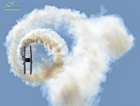 حرکات آکروباتیک با یک هواپیمای دوباله در طول یک تمرین نمایشی - رودآیلند، آمریکا