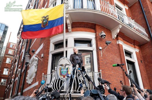 گفتگوی جولیان آسانژ موسس سایت ویکیلیکس با رسانه ها از روی بالکن سفارت اکوادور در لندن انگلیس