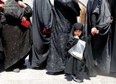 یک دختربچه با چادر ایستاده در صف انتخابات ایران در حرم حضرت عبدالعظیم حسنی