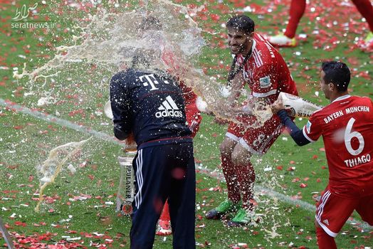 جشن قهرمانی تیم بایرن مونیخ در بوندسلیگا با آبجو
