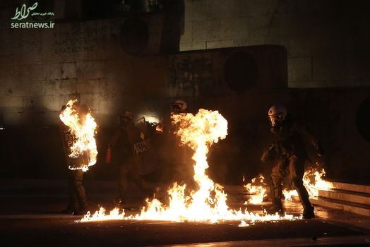 آتش گرفتن چند نیروی پلیس در پی درگیری با معترضان مقابل پارلمان یونان