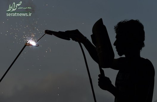 یک جوشکار ساختمانی در سریلانکا