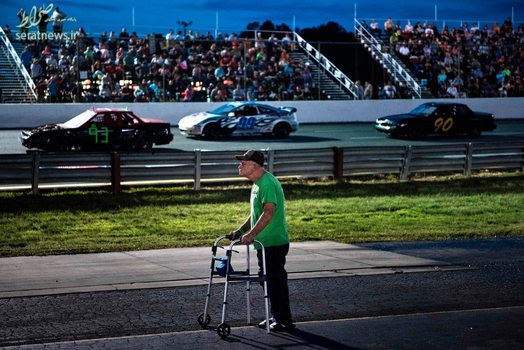 یک پیرمرد با واکر در حال تماشای مسابقات اتومبیلرانی در کارولینای شمالی