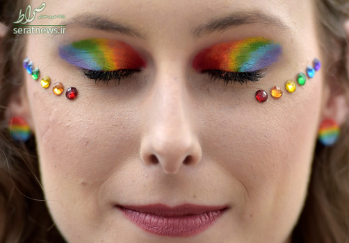 یک شرکت کننده در مراسم سالانه رژه دگرباشان در مرکز بروکسل