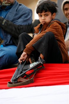 یک کودک یمنی با سلاح در تظاهرات ضد آمریکایی در صنعا