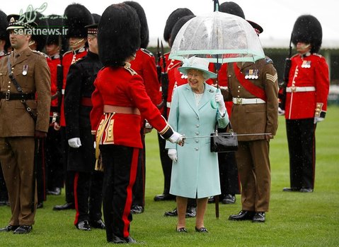 ملکه الیزابت در کنار نیروهای کاخ باکینگهام در لندن