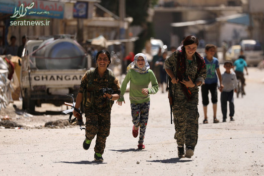 دختران عضو گروه دموکراتیک سوریه در شهر الطبقه