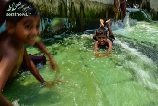 شنای کودکان بنگلادشی در اطراف یک استخر در داکا