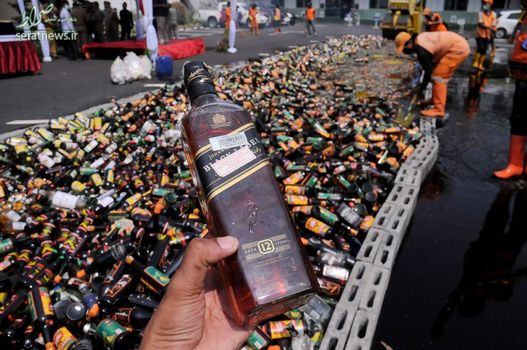 انهدام هزاران بطری مشروبات الکلی در آستانه ماه رمضان در اندونزی