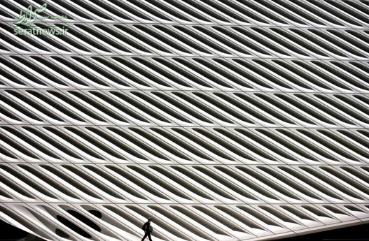 مردی در حال عبور از کنار موزه شهر لس آنجلس