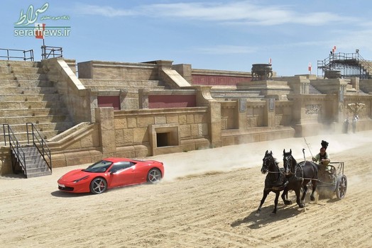 رقابت یک خودروی فراری با یک ارابه قدیمی در رم ایتالیا