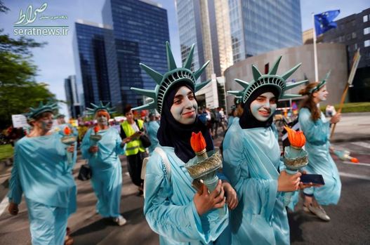 گروهی از زنان در بروکسل بلژیک با پوشیدن لباس مجسمه آزادی به سفر دونالد ترامپ رییس جمهور آمریکا اعتراض کردند