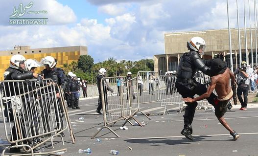 درگیری یک معترض با پلیس ضدشورش برزیل در برازیلیا