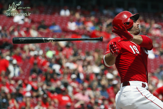 لحظه رها شدن چوب بیسبال از دست یک بازیکن در سینسیناتی