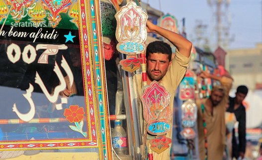 یک اتوبوس در ساعات شلوغی کراچی پاکستان