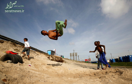 حرکت نمایشی یک نوجوان در حومه کیپ تاون، آفریقای جنوبی