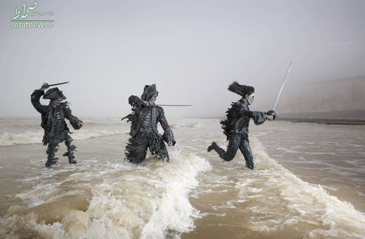 سه مجسمه از دزدان دریایی کارائیب در ساحل دریا - ایستبورن، انگلیس