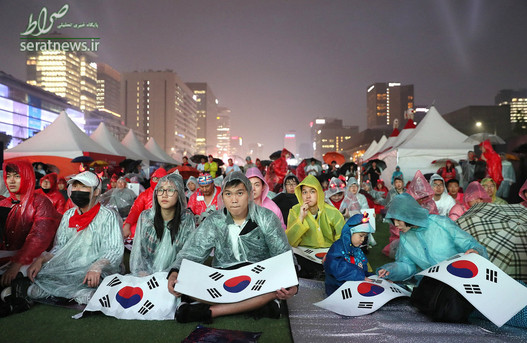 مردم کره جنوبی در حال تماشای مسابقه تیم ملی کشورشان با آرژانتین در رقابت های جام جهانی نوجوانان