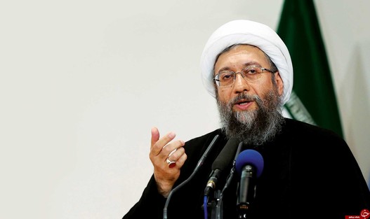 برادران لاریجانی یعنی آیتالله لاریجانی رییس قوه قضائیه و برادر دیگر علی لاریجانی ریاست مجلس شورای اسلام عموما عقیق بر دست دارند.