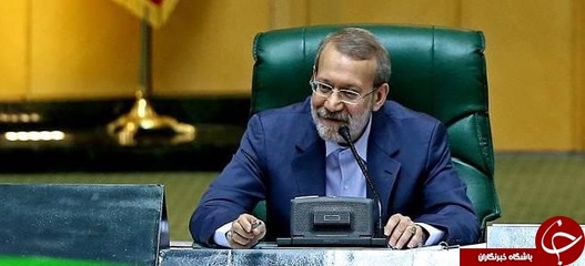 برادران لاریجانی یعنی آیتالله لاریجانی رییس قوه قضائیه و برادر دیگر علی لاریجانی ریاست مجلس شورای اسلام عموما عقیق بر دست دارند.