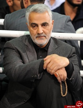 سردار قاسم سلیمانی فرمانده نیروی قدس سپاه پاسداران عموما انگشترهایی با نگین عقیق سرخ و در نجف به دست دارد.