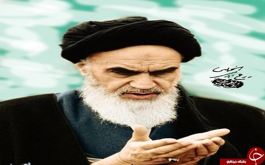 امام خمینی (ره) بنیانگذار جمهوری اسلامی در اغلب تصاویری که از ایشان وجود دارد عقیق سرخ به دست دارند.