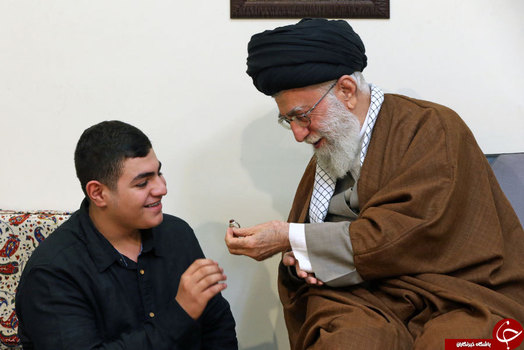 در دستان مقام معظم رهبری اغلب انگشتر عقیق قرمز و زرد، شرف الشمس، در نجف، انگشتری با نگینی که روی آن نوشته شده «یا علی بن ابیطالب» و انگشتری با نگین حدید که روییش نوشته شده «یا ظافر» دیده شده است.