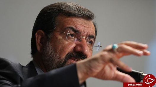 محسن رضایی دبیر مجمع تشخیص مصلحت نظام معمولا با انشگتر فیروزه به دست در انظار ظاهر میشود.