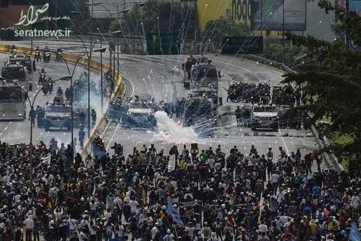 درگیری نیروهای پلیس ضد شورش ونزوئلا با تظاهرات کنندگان در کاراکاس