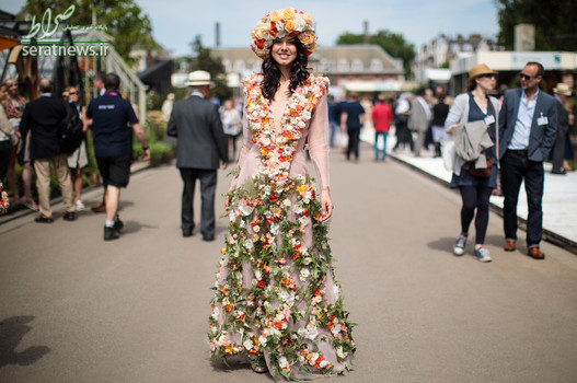 یک شرکت کننده در نمایشگاه گل چلسی