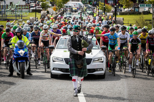 نوازندگی پیش از شروع رقابت های دوچرخه سواری در نیوپورت ایرلند