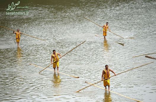 حرکت روی آب به وسیله چوب بامبو در جشنواره قایق اژده در چونگ کینگ چین