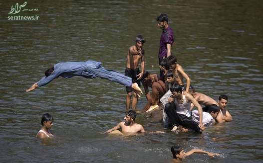 شیرجه یک مرد در آب سرد در هوای گرم اسلام آباد پاکستان