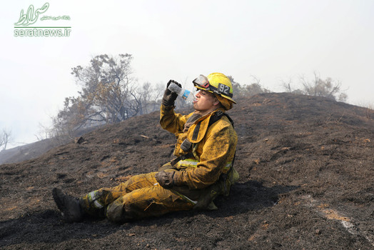 استراحت یک آتش نشان پس از مهار آتش سوزی در لس آنجلس آمریکا
