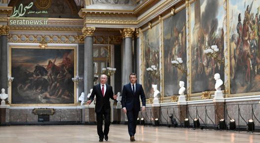 ولادیمیر پوتین رییس جمهور روسیه یک گالری تصاویر جنگ را به امانوئل مکرون رییس جمهور جدید فرانسه نشان داد