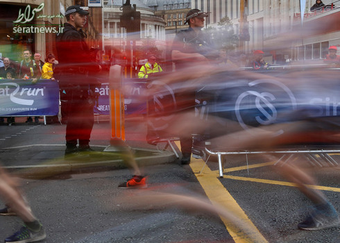 دو افسر پلسی در حال تماشای مسابقه دو و میدانی در منچستر انگلیس