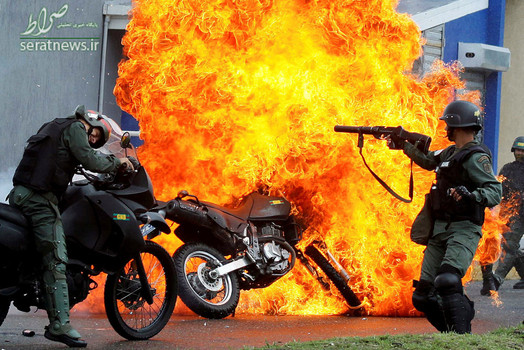 آتش گرفتن موتور پلیس ضد شورش ونزوئلا در جریان درگیری با معترضان دولت