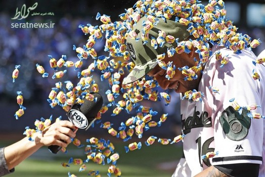 لحظه ریختن شکلات بر روی سر یک بازیکن بیسبال هنگام مصاحبه با یک خبرنگار