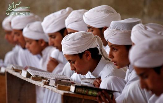 قرآن خواندن پسران در مدرسه اسلامی حومه سرینگر هند