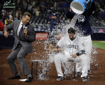ریختن آب بر روی یک بازیکن بیسبال در حین مصاحبه - سن دیگو، آمریکا