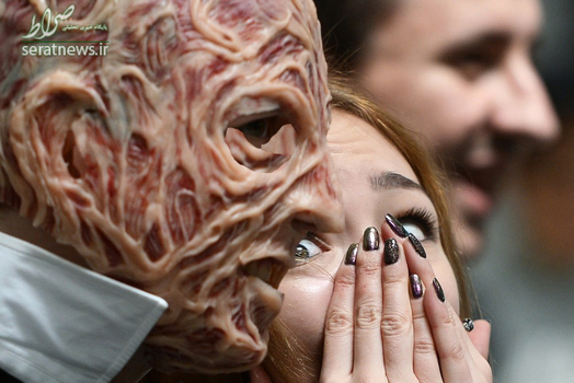 ترس یک زن هنگام مواجه با چهره ترسناک یک شرکت کننده در جشنواره ای در روسیه