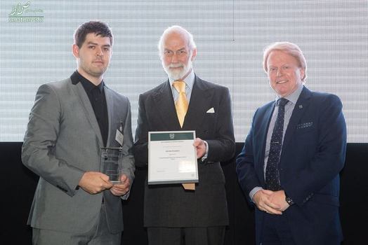  جیمز گریسون (وسط)