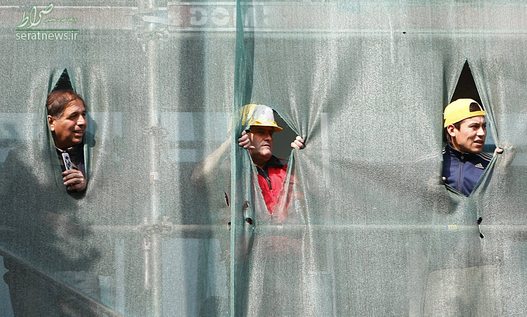 کارگران ساختمانی در حال تماشای تظاهرات علیه میشل باچلت رییس جمهور شیلی در سانتیاگو