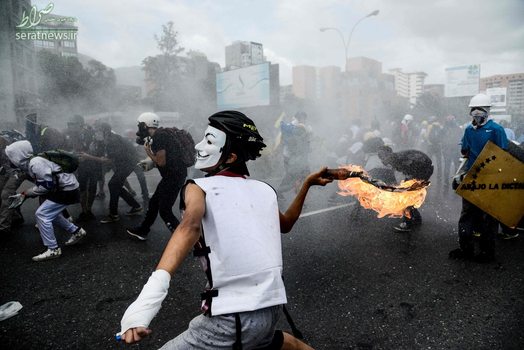ادامه درگیری مخالفان نیکلاس مادورو رییس جمهور ونزوئلا با نیروهای پلیس