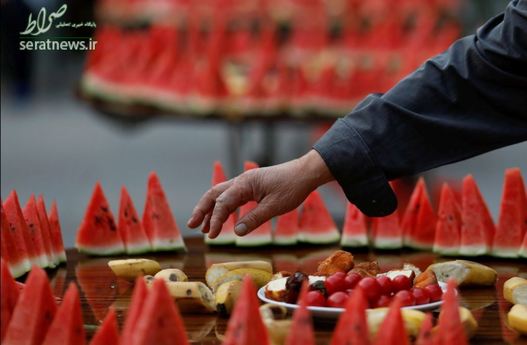 هندوانه های جالب برش داده شده برای افطاری در مقابل مسجد نیوجی پکن