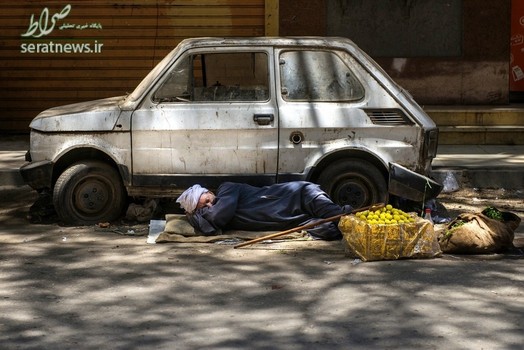 خواب یک فروشنده خیابانی در خیابان منطقه الاهرام قاهره پایتخت مصر