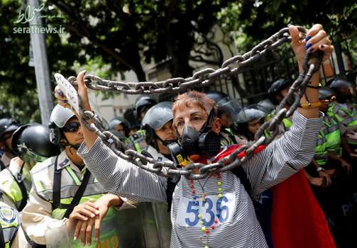 یک مخالف نیکلاس مادورو رییس جمهور ونزوئلا با زنجیر