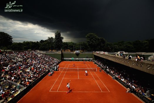 ابرهای تیره در آسمان و برگزاری مسابقه تنیس در پاریس فرانسه